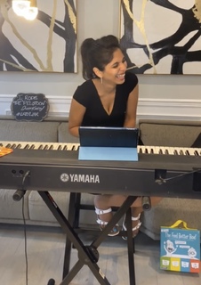 Sheena Melwani feet photo thumbnail