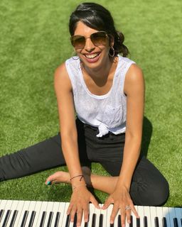 Sheena Melwani feet photo thumbnail
