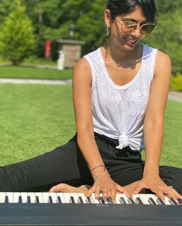 Sheena Melwani feet photo thumbnail