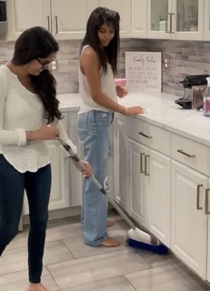 Sheena Melwani feet photo thumbnail