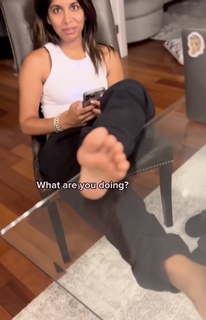 Sheena Melwani feet photo thumbnail