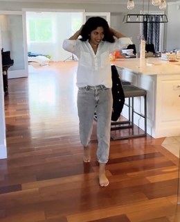 Sheena Melwani feet photo thumbnail