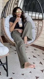 Sheena Melwani feet photo thumbnail