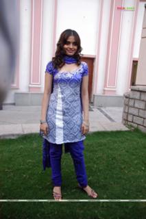 Sheena Shahabadi feet photo 7