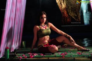 Sheena Shahabadi feet photo 16