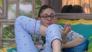 Shefali Zariwala feet photo thumbnail