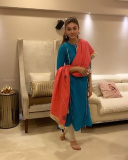 Shefali Zariwala feet photo thumbnail