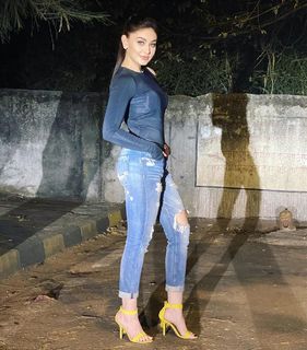 Shefali Zariwala feet photo thumbnail