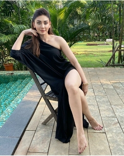 Shefali Zariwala feet photo thumbnail