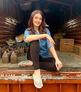 Shefali Zariwala feet photo thumbnail