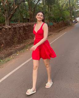 Shefali Zariwala feet photo thumbnail