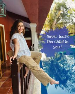 Shefali Zariwala feet photo thumbnail