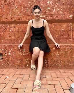 Shefali Zariwala feet photo thumbnail