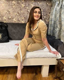 Shefali Zariwala feet photo thumbnail