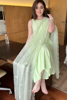 Shefali Zariwala feet photo thumbnail