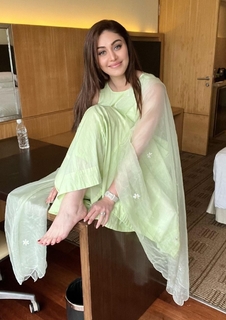 Shefali Zariwala feet photo thumbnail
