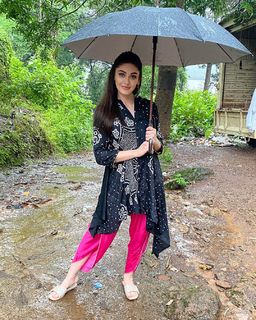 Shefali Zariwala feet photo thumbnail