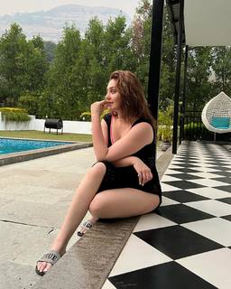 Shefali Zariwala feet photo thumbnail