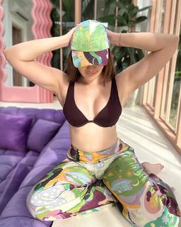 Shefali Zariwala feet photo thumbnail