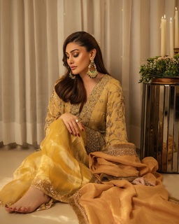 Shefali Zariwala feet photo thumbnail