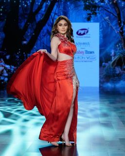 Shefali Zariwala feet photo thumbnail