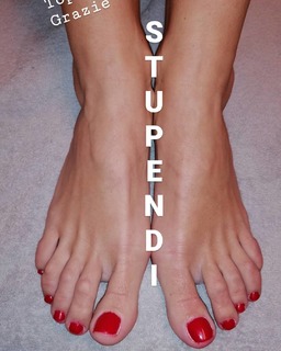 Sheila Capriolo feet photo thumbnail