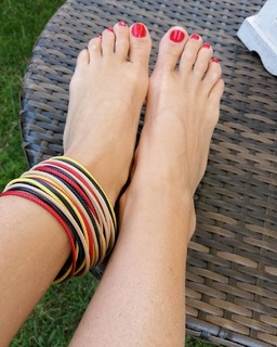 Sheila Capriolo feet photo thumbnail