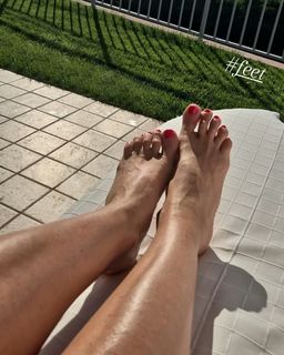 Sheila Capriolo feet photo thumbnail
