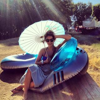 Sheila Vand feet photo 4
