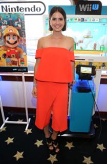 Shelley Hennig feet photo thumbnail