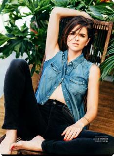 Shelley Hennig feet photo thumbnail