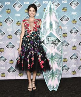 Shelley Hennig feet photo thumbnail