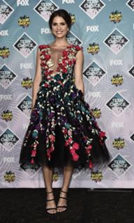 Shelley Hennig feet photo thumbnail