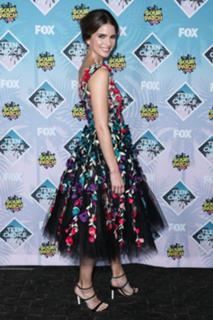 Shelley Hennig feet photo thumbnail
