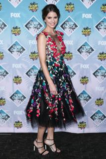 Shelley Hennig feet photo thumbnail