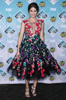 Shelley Hennig feet photo thumbnail