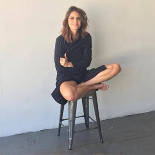 Shelley Hennig feet photo thumbnail