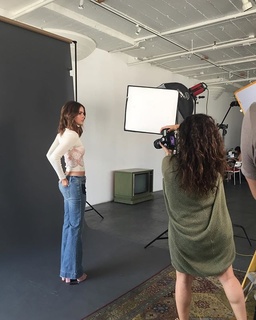Shelley Hennig feet photo thumbnail