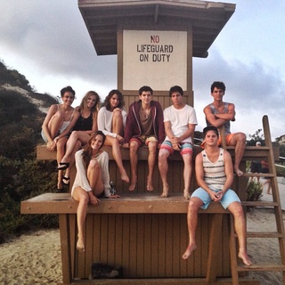 Shelley Hennig feet photo thumbnail