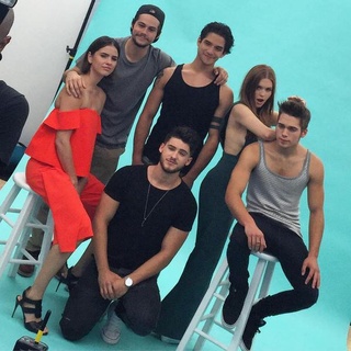 Shelley Hennig feet photo thumbnail