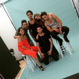 Shelley Hennig feet photo thumbnail