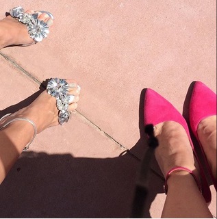 Shelley Hennig feet photo thumbnail