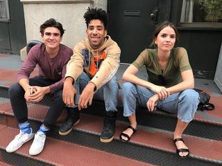 Shelley Hennig feet photo thumbnail