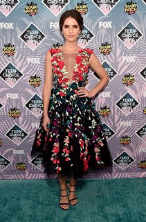 Shelley Hennig feet photo thumbnail