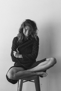 Shelley Hennig feet photo thumbnail