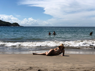 Shelley Hennig feet photo thumbnail
