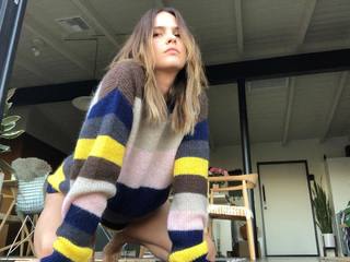 Shelley Hennig feet photo thumbnail
