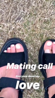 Shelley Hennig feet photo thumbnail