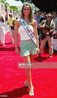 Shelley Hennig feet photo thumbnail