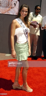 Shelley Hennig feet photo thumbnail